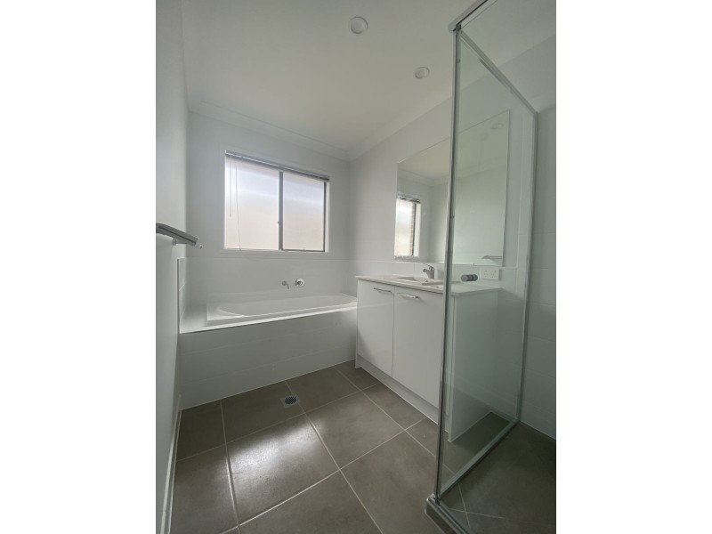 25 Ngungun Crs, Glass House Mountains QLD 4518