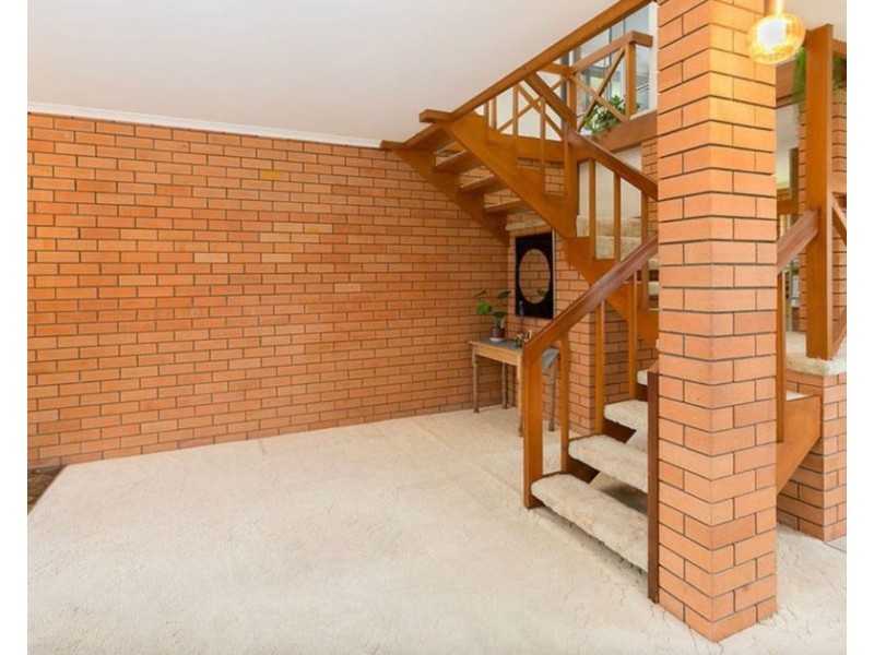 2 Dell St, Eastern Heights QLD 4305