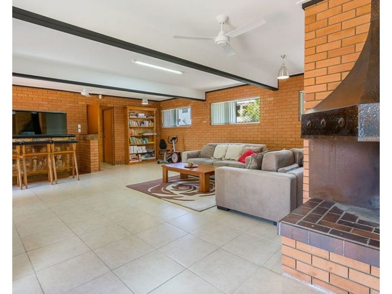 2 Dell St, Eastern Heights QLD 4305