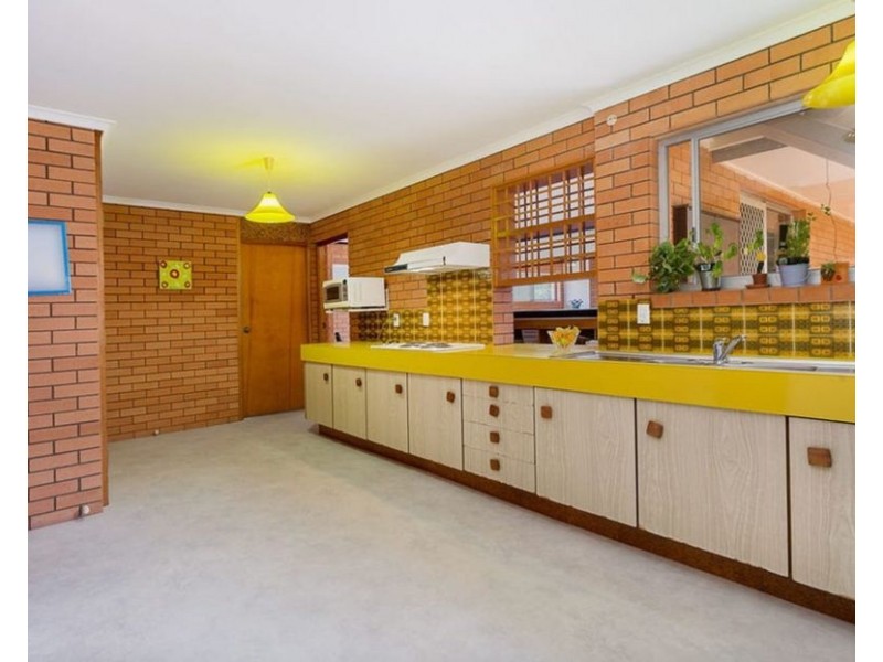 2 Dell St, Eastern Heights QLD 4305