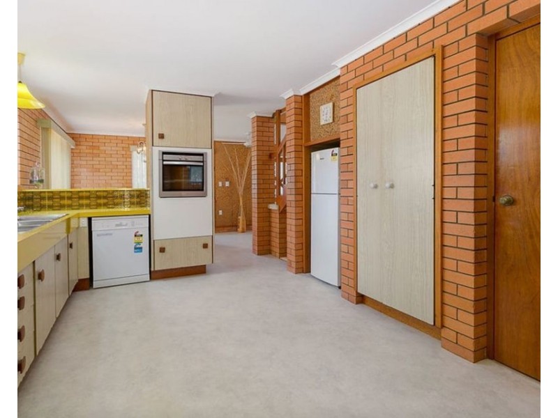 2 Dell St, Eastern Heights QLD 4305