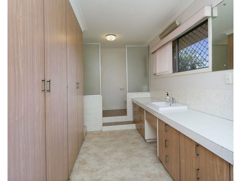 2 Dell St, Eastern Heights QLD 4305