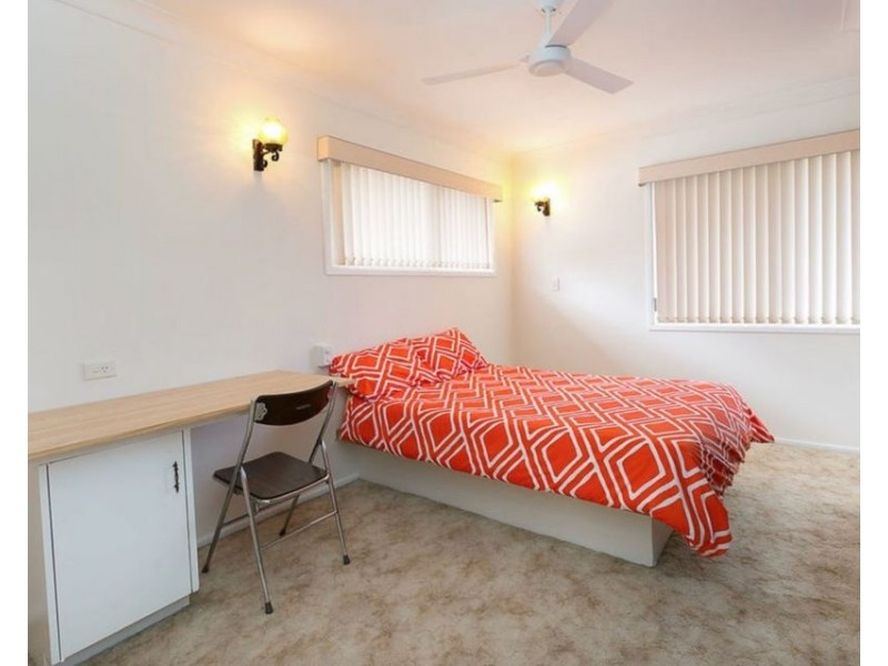 2 Dell St, Eastern Heights QLD 4305