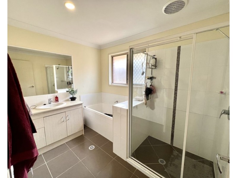 5 Staaten St, Brassall QLD 4305