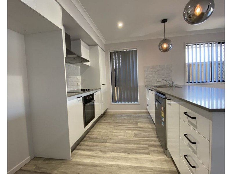 8 Echidna St, Deebing Heights QLD 4306