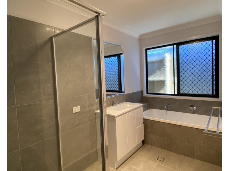 8 Echidna St, Deebing Heights QLD 4306