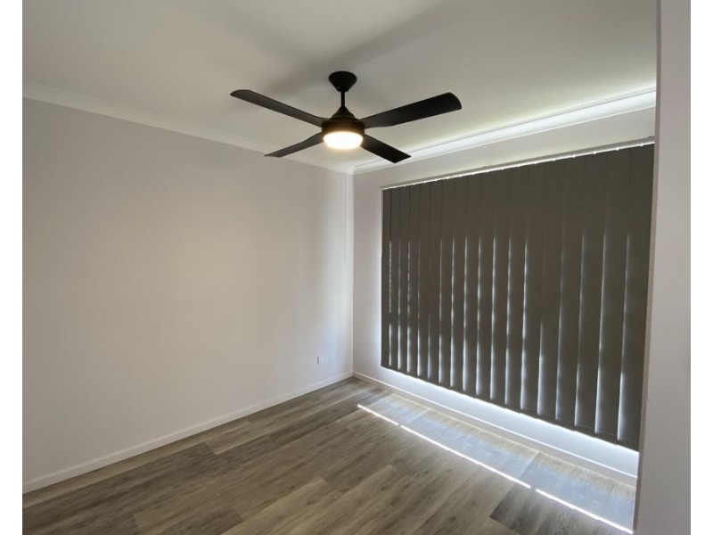 8 Echidna St, Deebing Heights QLD 4306