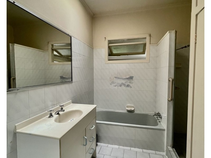 13 Brisbane Road, Newtown QLD 4305