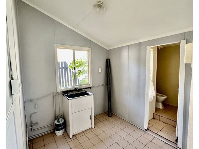 2 Marian St, Booval QLD 4304
