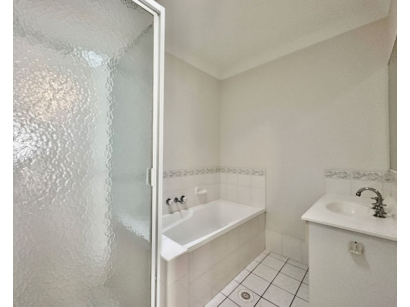 1/77 Cootharaba Dr, Helensvale QLD 4212