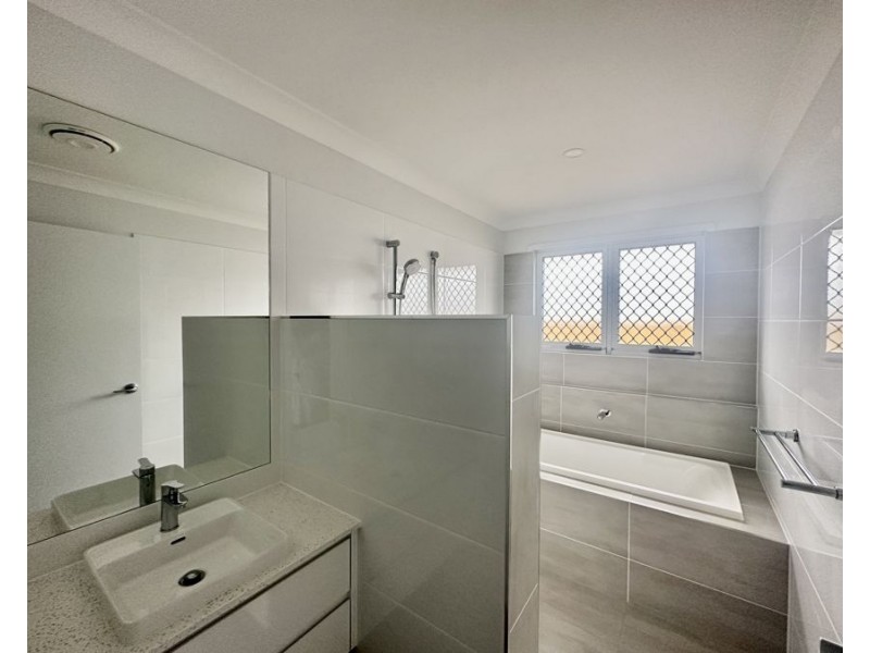 13 Evelyn Cl, Deebing Heights QLD 4306
