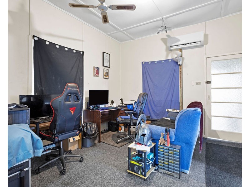 198 South Station Road, Silkstone QLD 4304