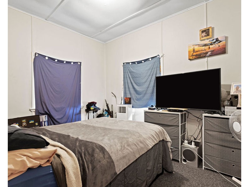 198 South Station Road, Silkstone QLD 4304