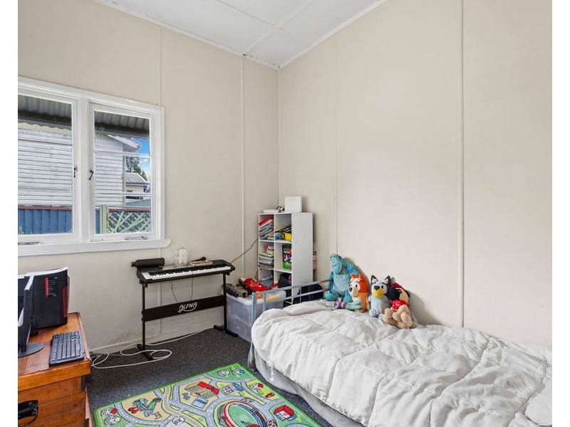 198 South Station Road, Silkstone QLD 4304