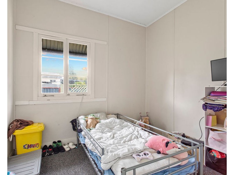 198 South Station Road, Silkstone QLD 4304