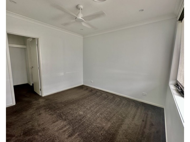 8 Reed St, Ripley QLD 4306