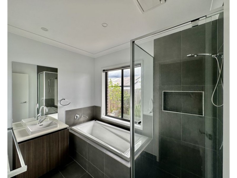 8 Reed St, Ripley QLD 4306