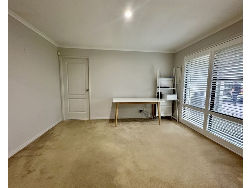 6 McDermott St, Augustine Heights QLD 4300