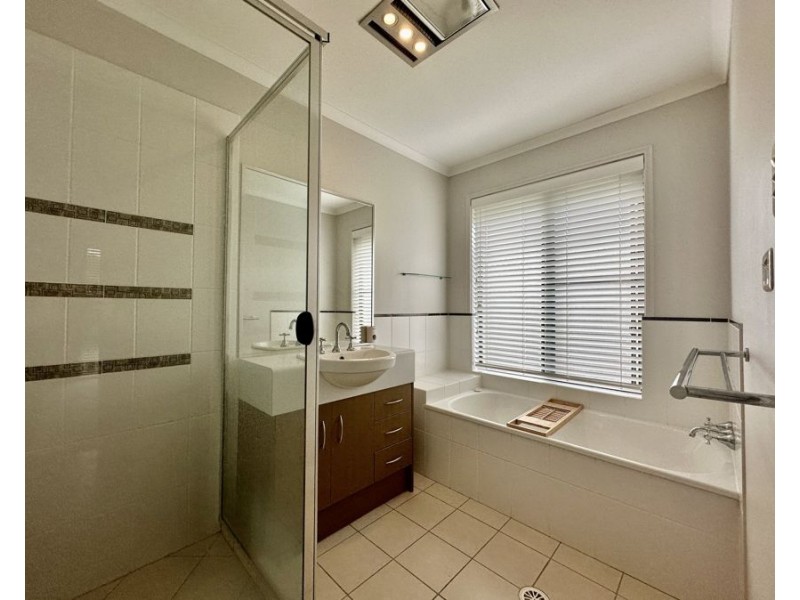 6 McDermott St, Augustine Heights QLD 4300