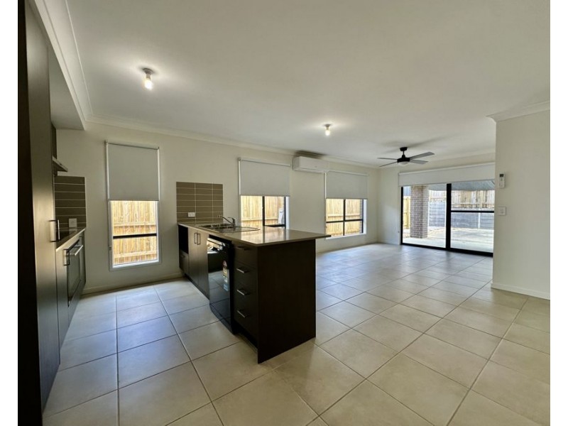 8 Macintyre St, South Ripley QLD 4306