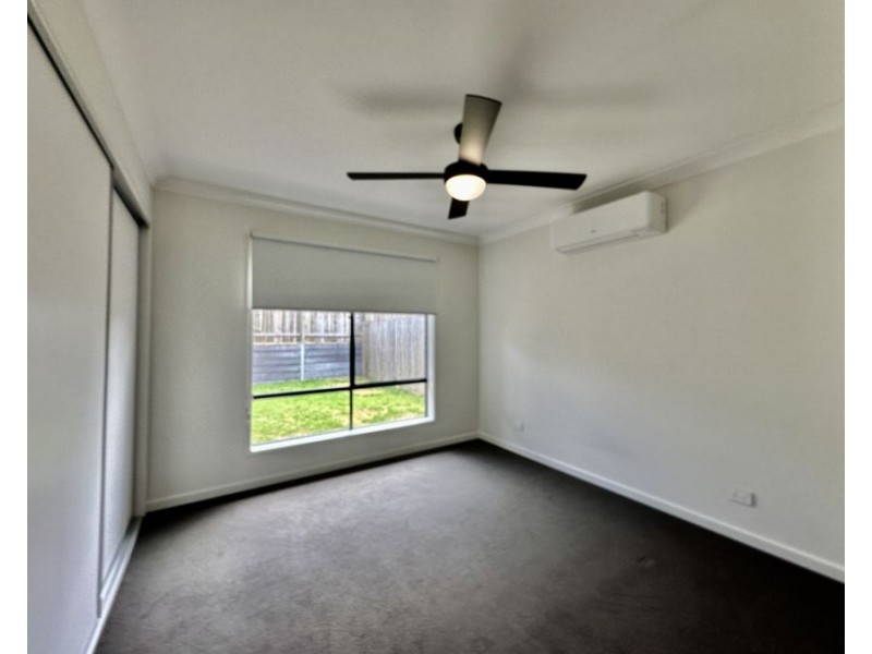 8 Macintyre St, South Ripley QLD 4306
