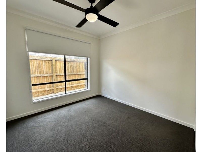 8 Macintyre St, South Ripley QLD 4306