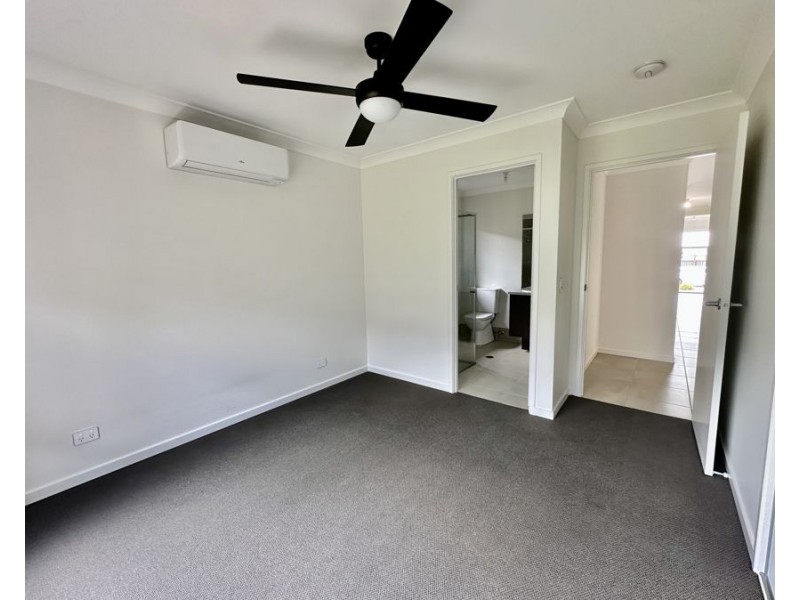 8 Macintyre St, South Ripley QLD 4306