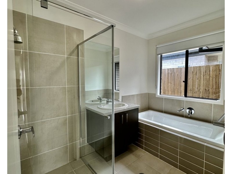 8 Macintyre St, South Ripley QLD 4306