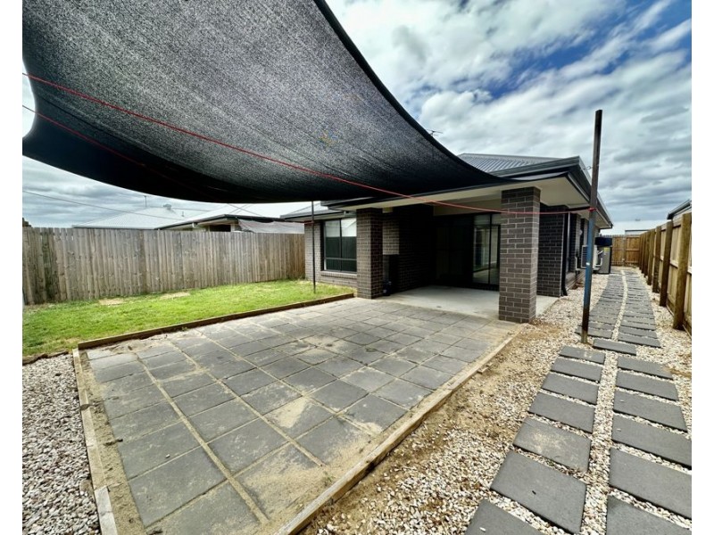 8 Macintyre St, South Ripley QLD 4306