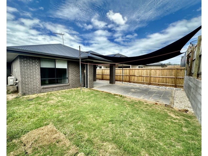 8 Macintyre St, South Ripley QLD 4306
