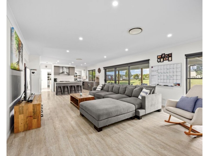 26 Wakefield Crs, Kensington Grove QLD 4341