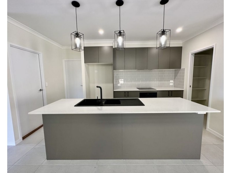 11 Darling Cct, Plainland QLD 4341