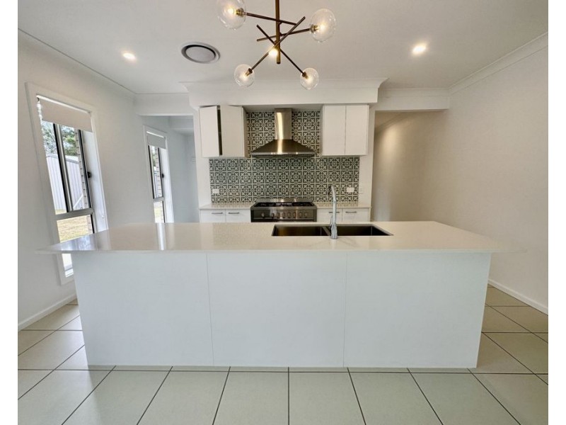 84 Yarrow Rd, Rosewood QLD 4340