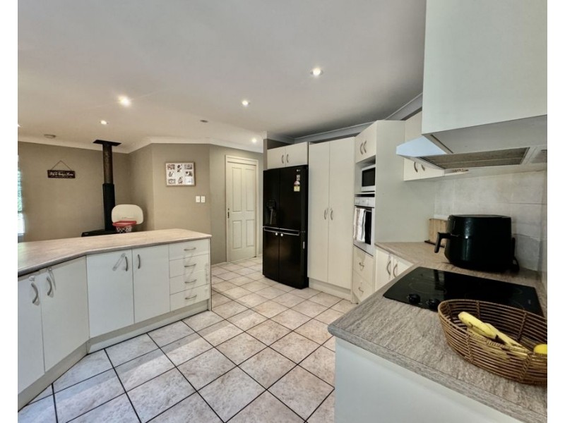 1 Wairuna Ct, Pine Mountain QLD 4306