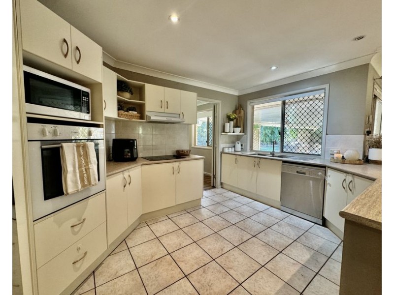 1 Wairuna Ct, Pine Mountain QLD 4306