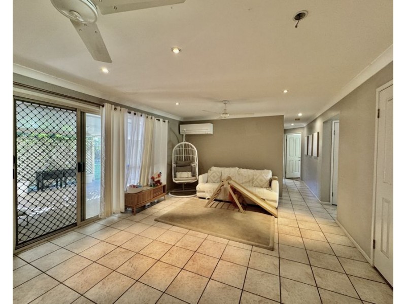 1 Wairuna Ct, Pine Mountain QLD 4306