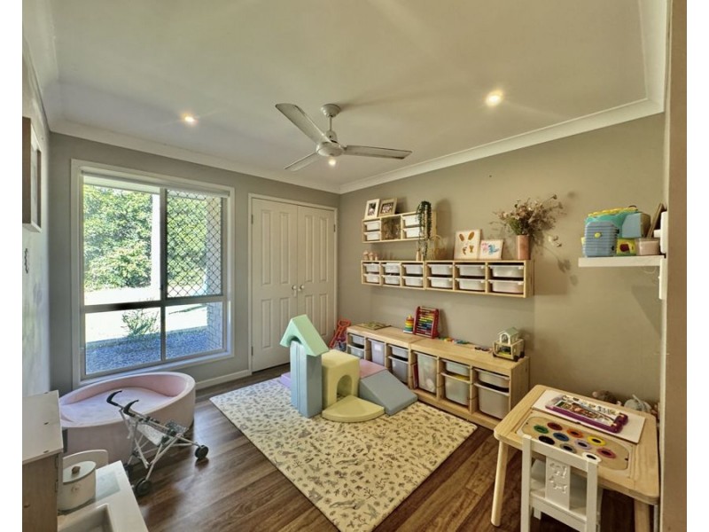 1 Wairuna Ct, Pine Mountain QLD 4306