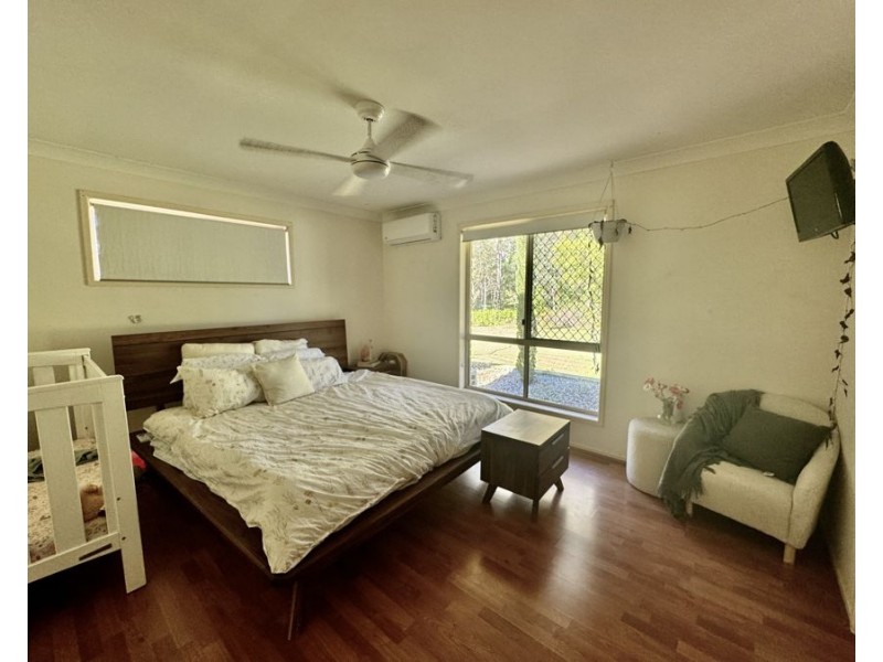 1 Wairuna Ct, Pine Mountain QLD 4306
