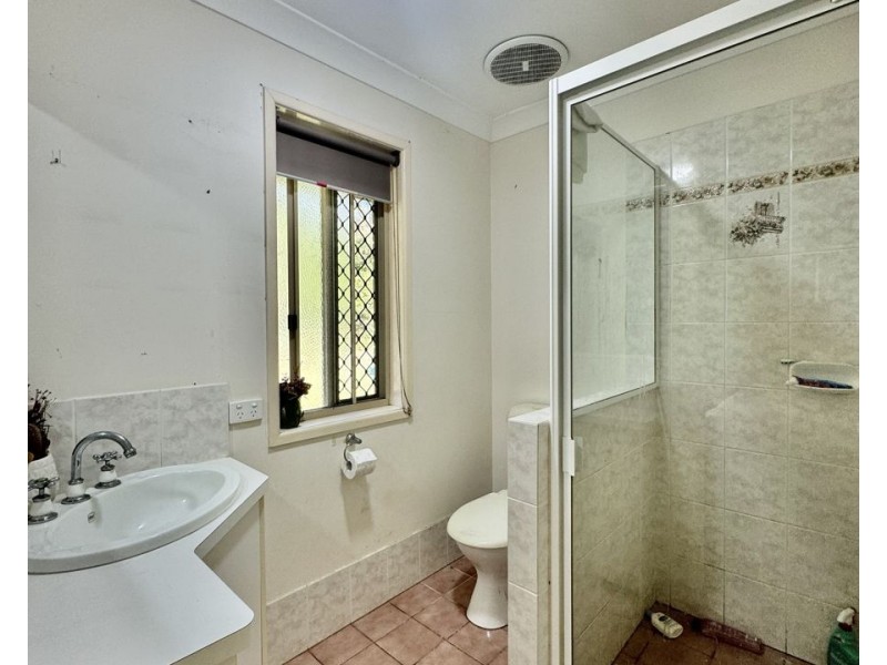 1 Wairuna Ct, Pine Mountain QLD 4306