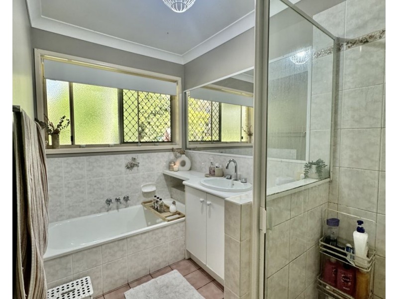1 Wairuna Ct, Pine Mountain QLD 4306