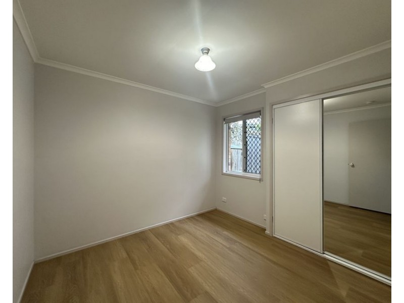 2/8 Louise Ct, Silkstone QLD 4304
