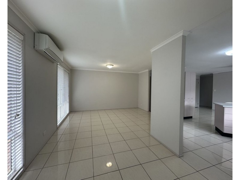 2/8 Louise Ct, Silkstone QLD 4304