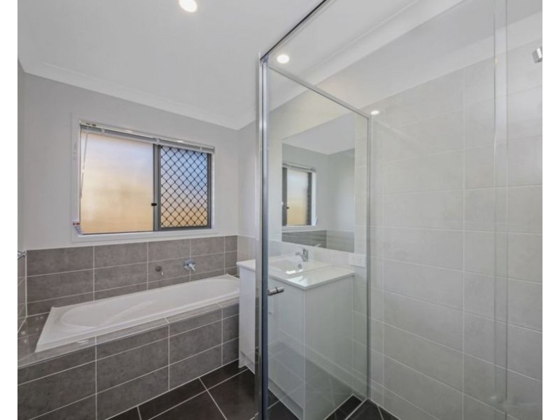 65 Peppertree Dr, Holmview QLD 4207