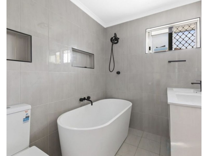 6 Holt St, Brassall QLD 4305