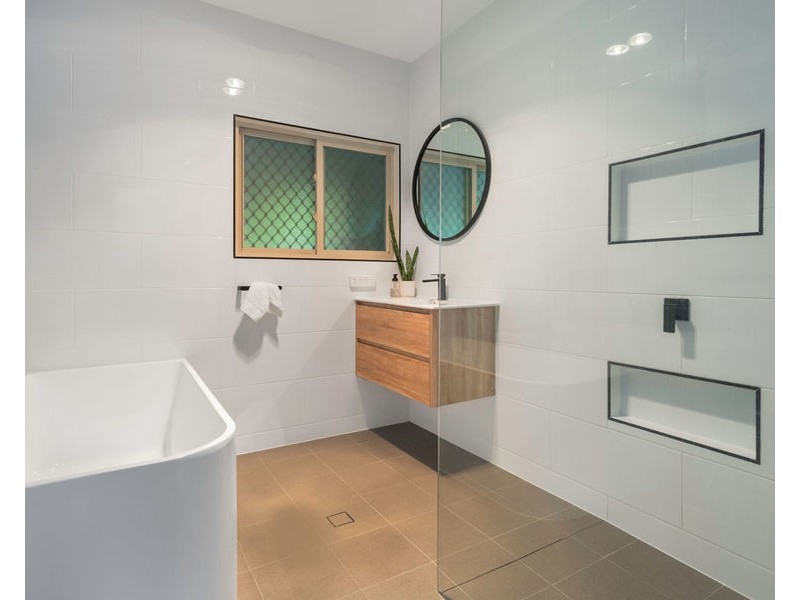 16 Ruby Crescent, Willowbank QLD 4306