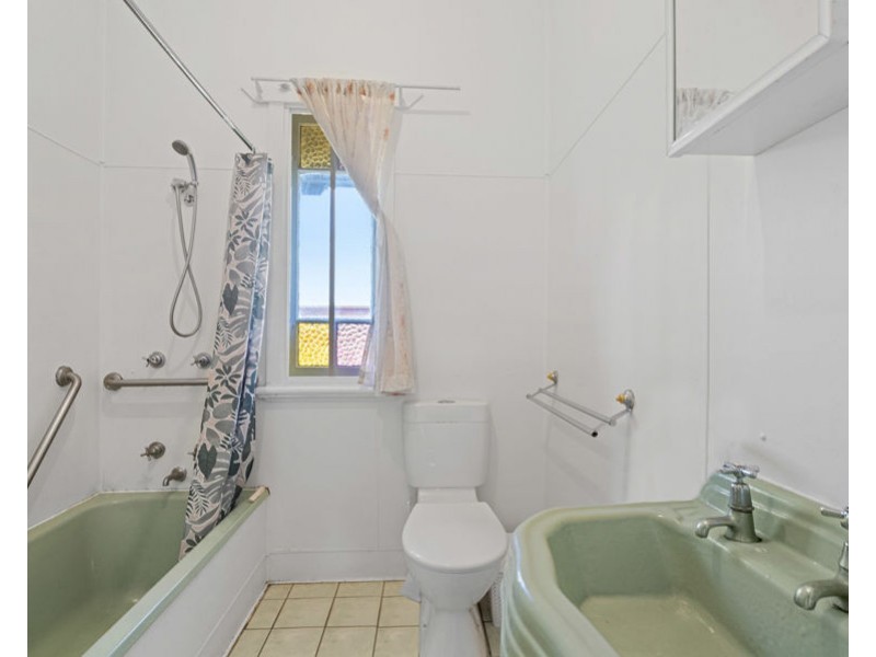 110 Blackstone Rd, Silkstone QLD 4304