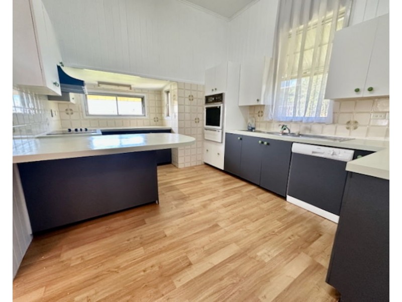 104 South Station Rd, Silkstone QLD 4304