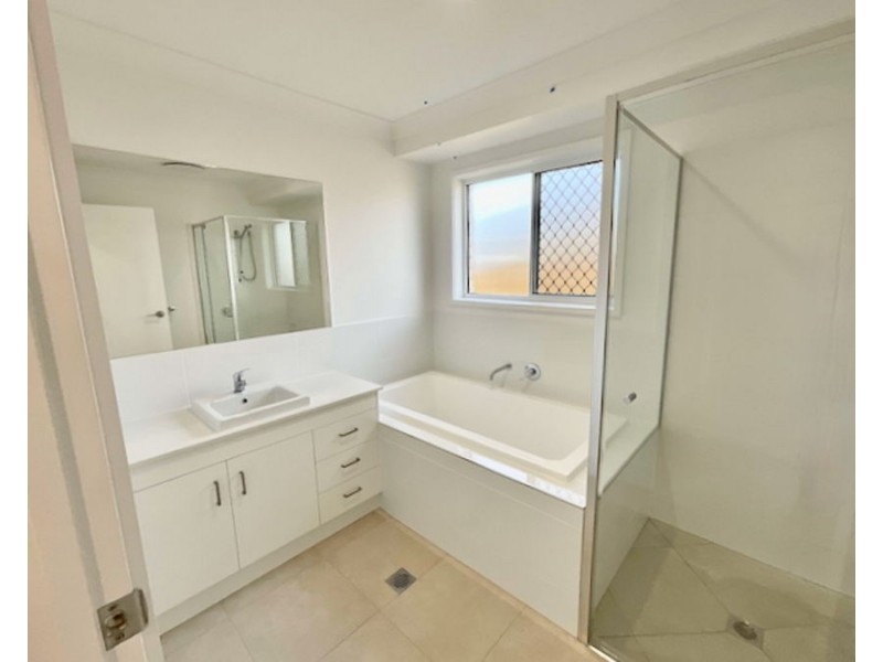 25 Stewart St, Walloon QLD 4306
