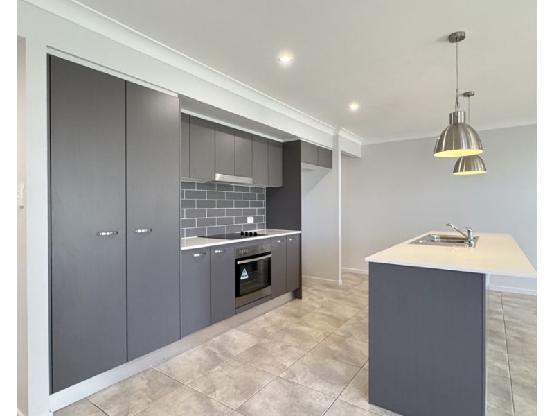 11 Starling St, Deebing Heights QLD 4306