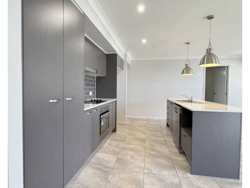 11 Starling St, Deebing Heights QLD 4306